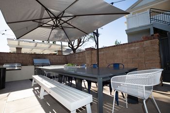 Resident outdoor dining lounge